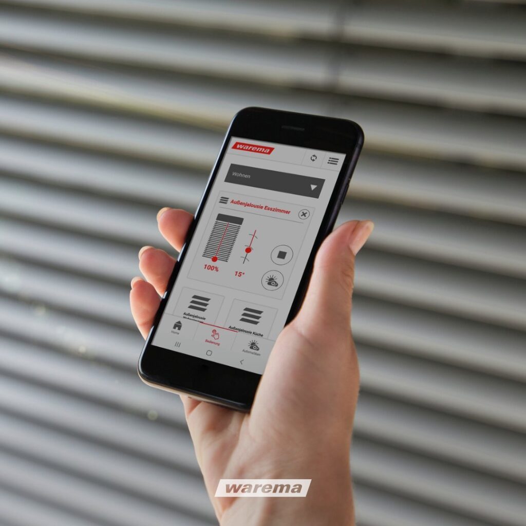 Smartphone mit Smart-Home-App zur Steuerung von Rollläden, Raffstores und Markisen