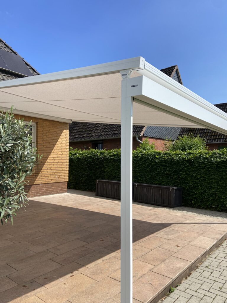 Pergolamarkise als außenliegender Sonnenschutz auf einer Terrasse.