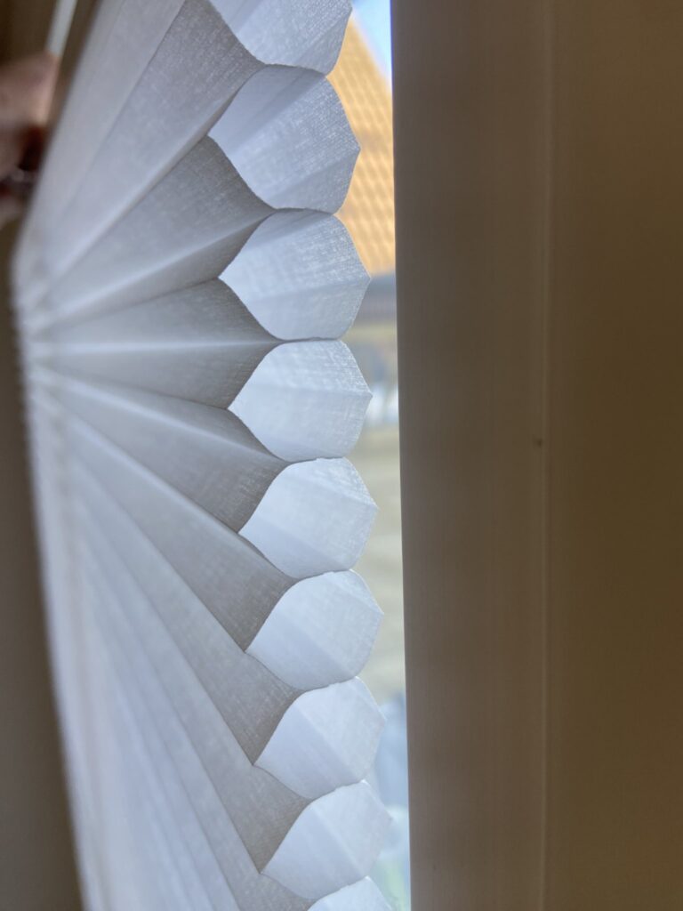 Wabenplissee am Fenster für Blend- und Sichtschutz.