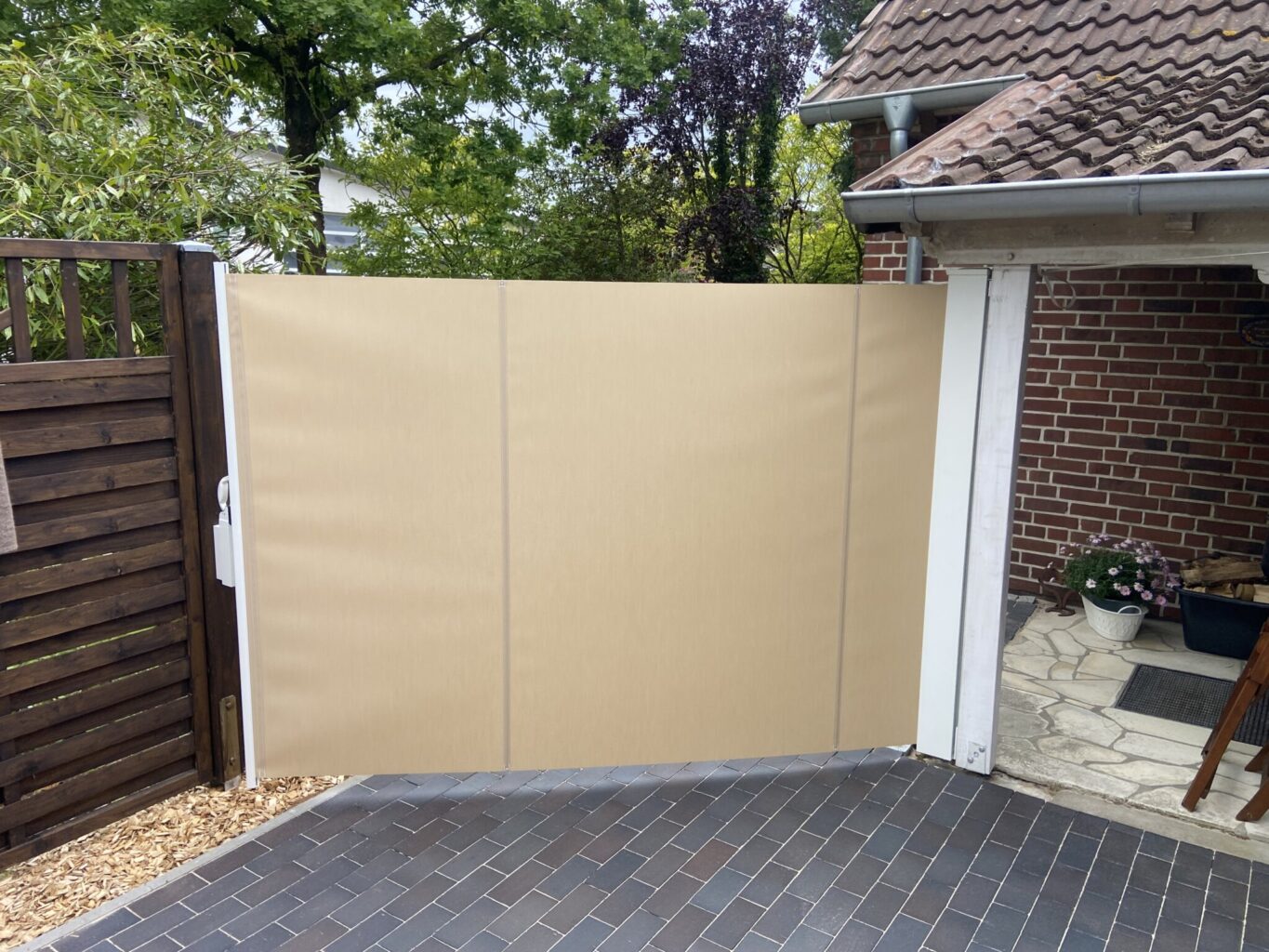 Seitlicher Sichtschutz für Terrasse und Garten.