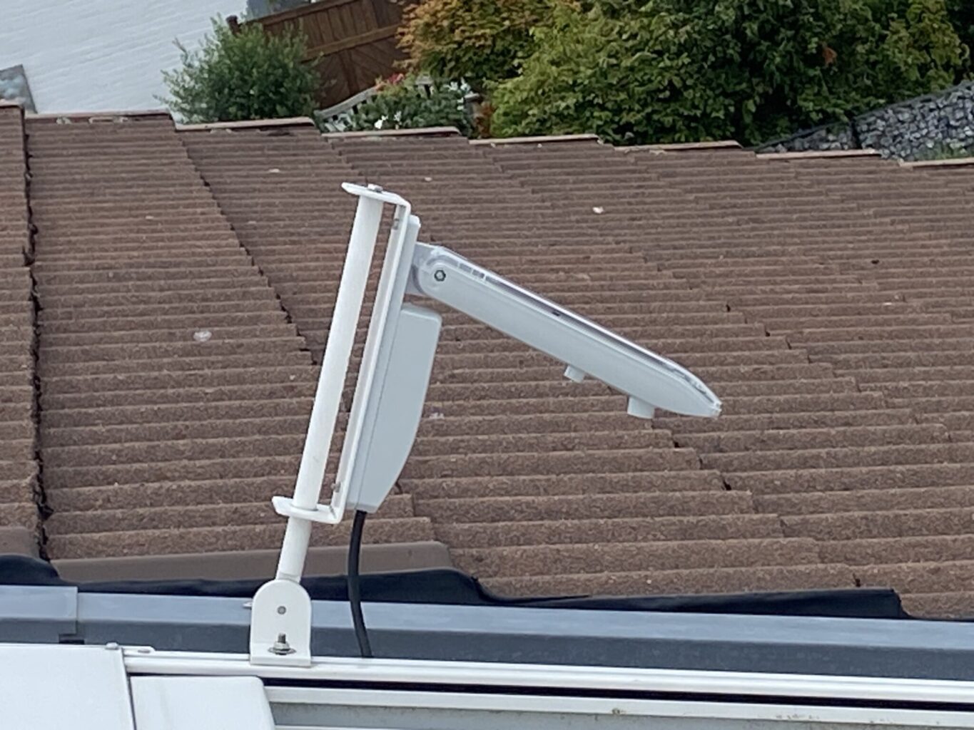 Auf einem Gebäude montierte Wetterstation zur Steuerung von Rollläden und Sonnenschutz