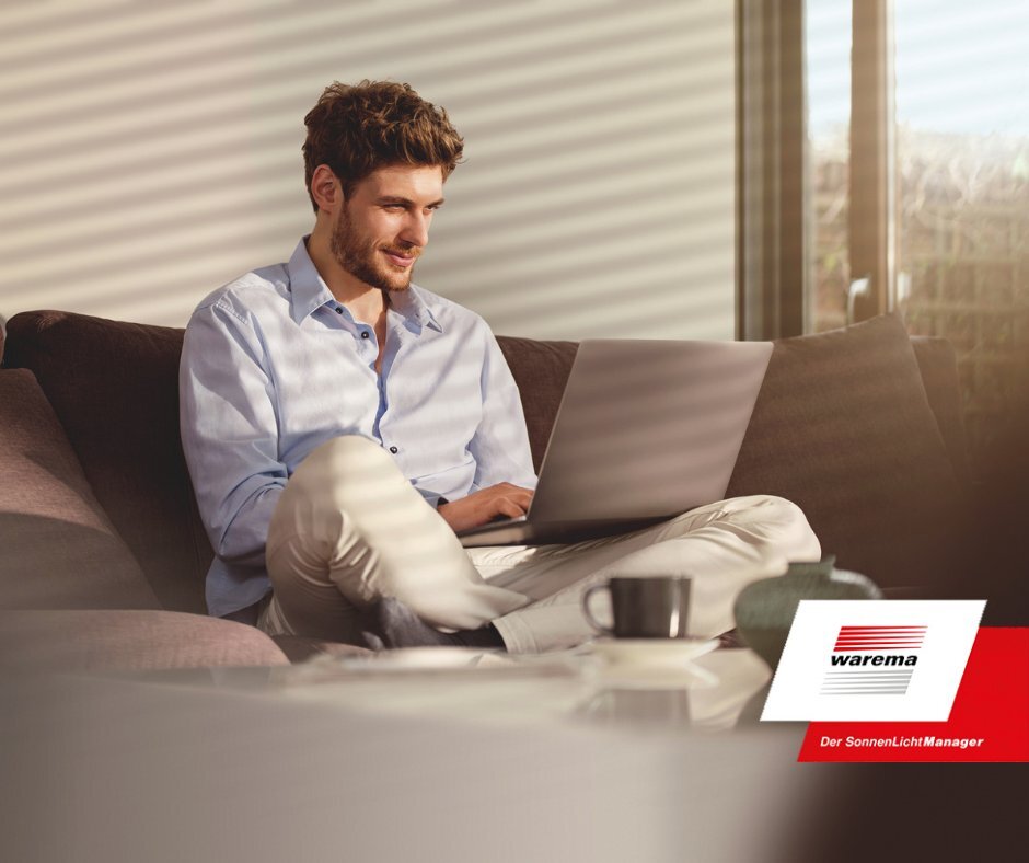 Homeoffice mit Laptop und automatischem Sonnenschutz für blendfreies Arbeiten am Bildschirm